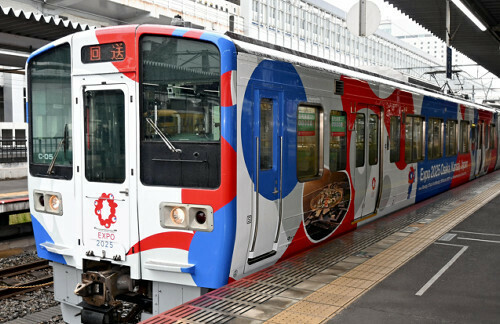 ミャクミャクなどが描かれたラッピング電車（ＪＲ岡山駅で）