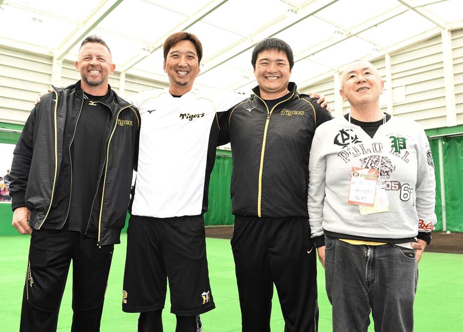 　阪神春季キャンプで再会したＪＦＫと記念撮影をする松村邦洋（右端）＝２０２０年２月