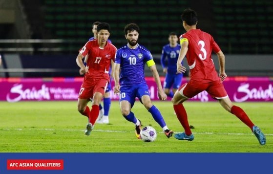 北朝鮮とウズベキスタンの選手　［アジアサッカー連盟ホームページ　キャプチャー］