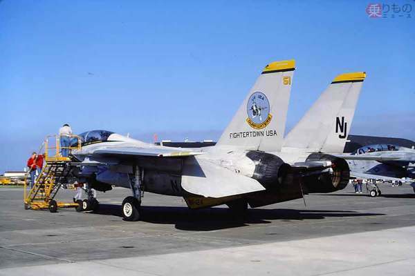 エプロンに展示された際のアメリカ海軍のF-14A「トムキャット」（細谷泰正撮影）。