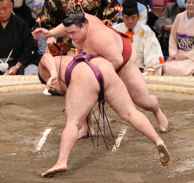 ＜大相撲九州場所9日目＞隆の勝(右）は狼雅を突き落とす（撮影・椎名　航）