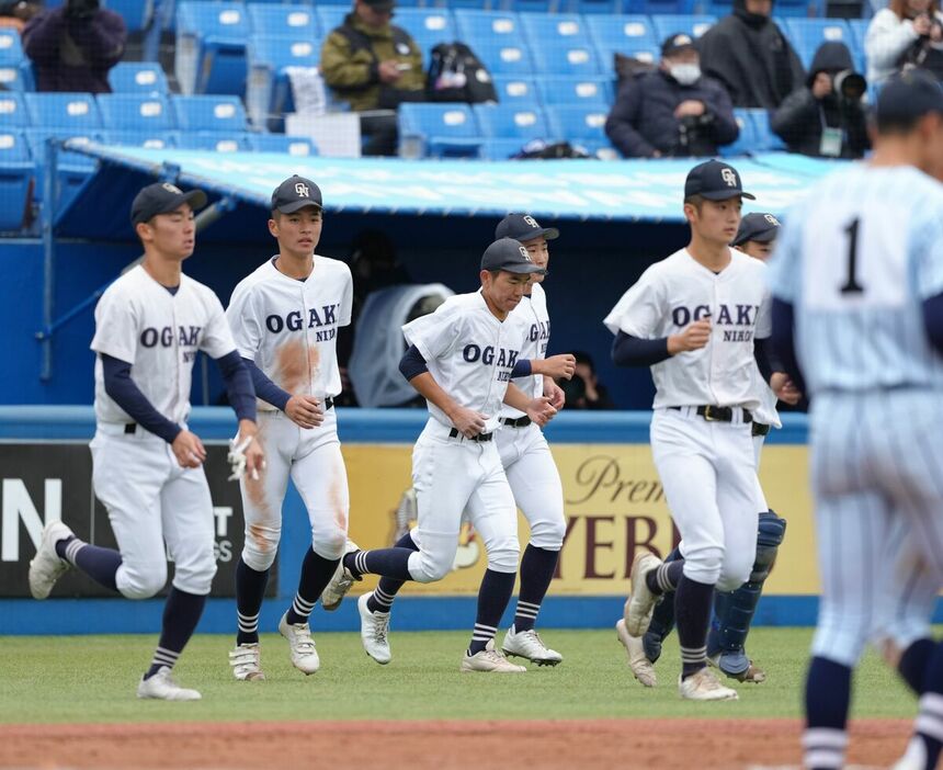 試合に敗れ整列に向かう大垣日大ナイン（カメラ・岡野　将大）