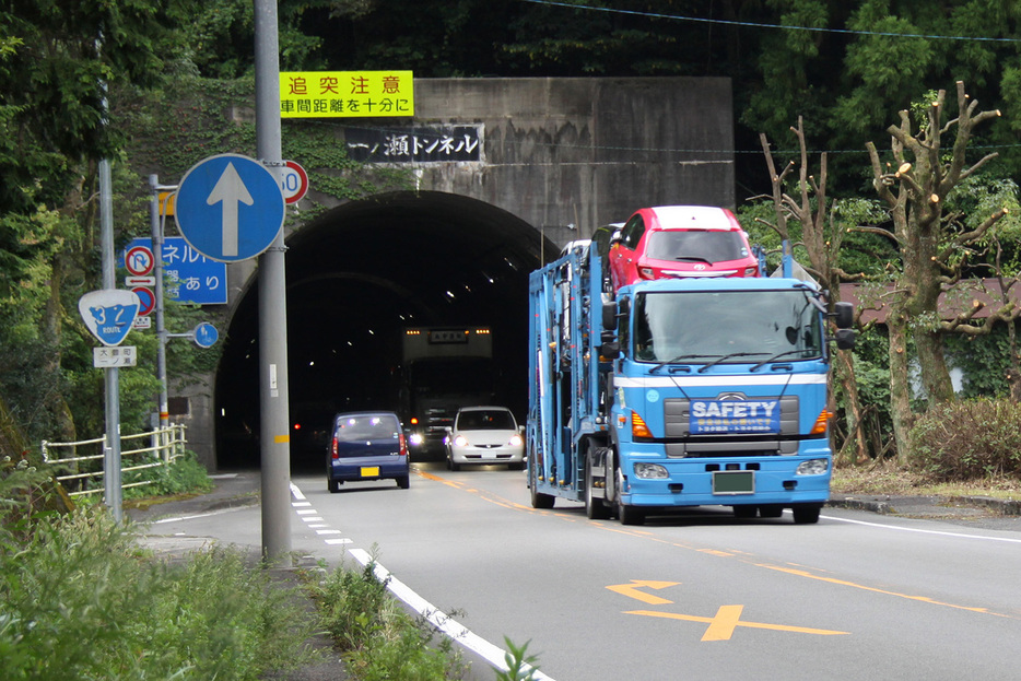 事業用のトラックにはタコグラフという装置の装着が義務付けされている。これは、自動で運行時間などを記録してくれる装置だ。しかし、あらゆるデータが記録されるため、ドライバーにとってはむしろ迷惑……といった場面も少なくなかったようだ。