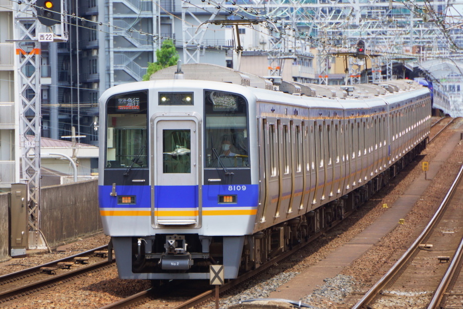 なぜ、南海電気鉄道は祖業でもある「鉄道事業」を分社化するのか？ その背景には何があるのか…（写真：広瀬雅信/アフロ）