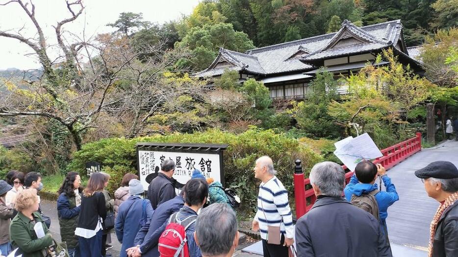 風情ある温泉街や大正・昭和の時代を感じさせる老舗旅館を訪れる