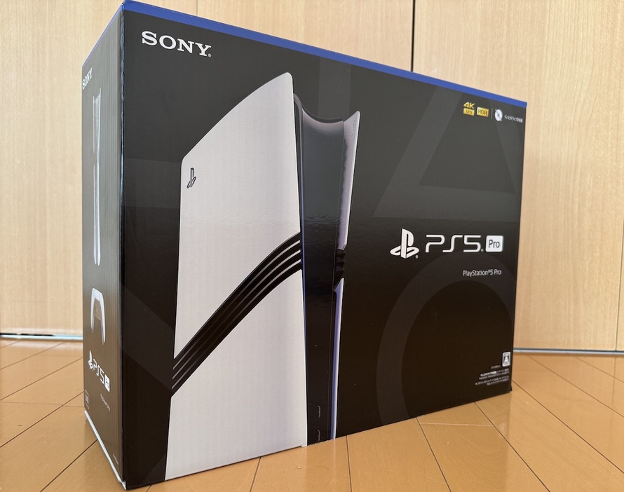 パッケージデザインは黒が基調の落ち着いた背景で、PS5のデジタル・エディションにそっくりな見た目