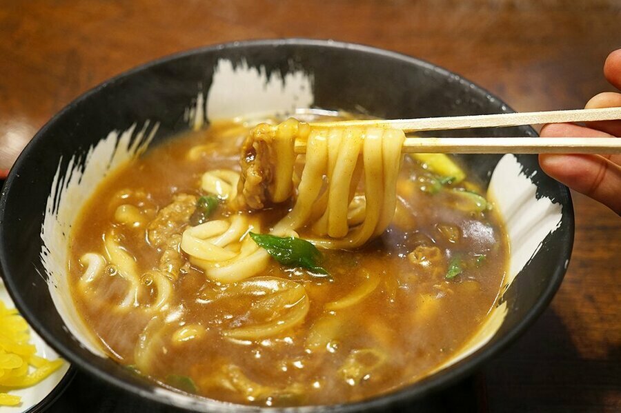 飛び散り必至の熱々カレーうどん。　※画像はphotoACより