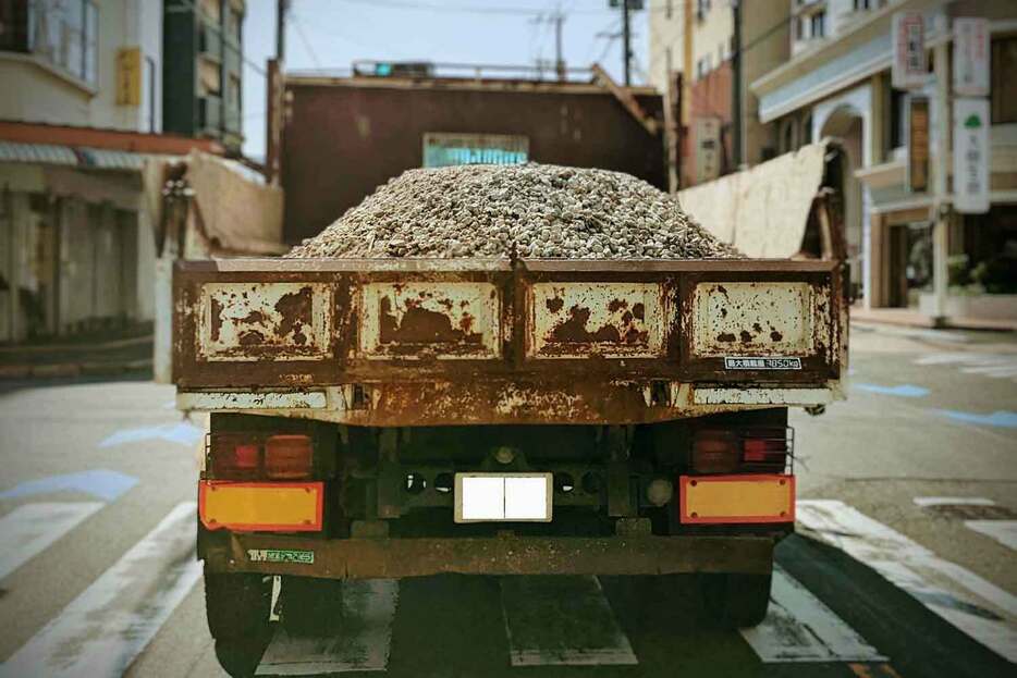 クルマには積んでいい荷物の量が決められている。とはいえ乗用車ではスペースの都合上限度があるが、最近はトラックにおける過積載が問題視されている。規定を超えた量を運ぶと大事故になりかねないので絶対にやめるように。