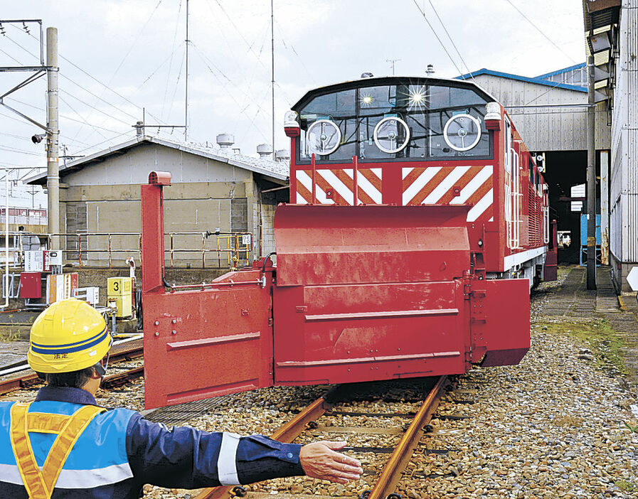 ラッセル車を点検する作業員＝金沢市高柳町