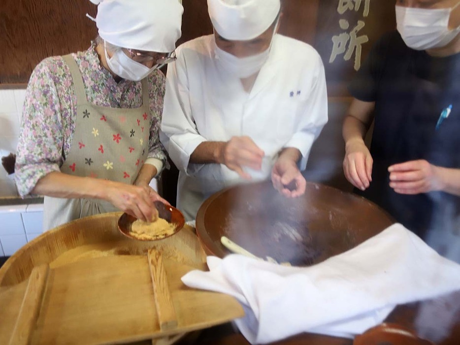 手慣れた手つきでテキパキとしつつも笑顔の絶えない職人さんたち