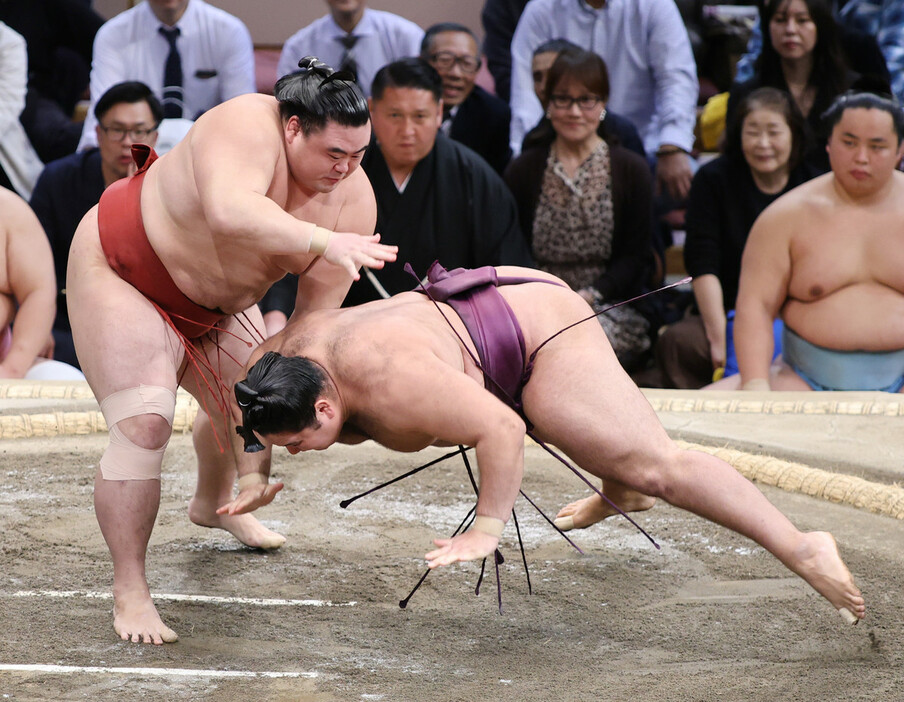 隆の勝（左）は突き落としで狼雅を下し、勝ち越しを決める＝１８日、福岡国際センター