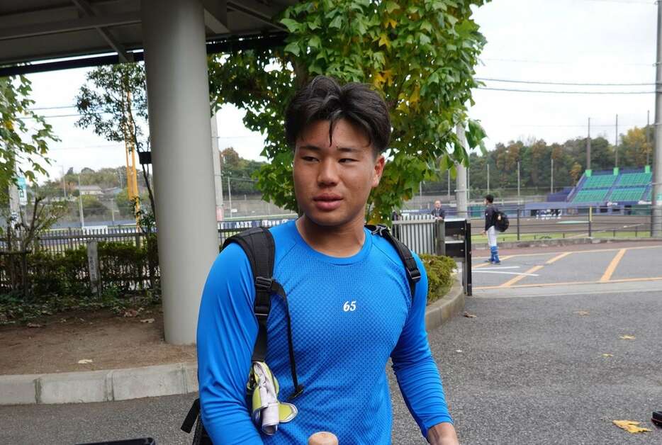 大飛球を放った日本ハム・明瀬諒介（撮影・加藤次郎）