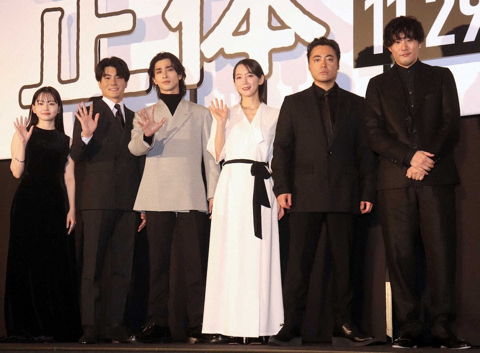 映画「正体」の完成披露試写会に出席した（左から）山田杏奈、森本慎太郎、横浜流星、吉岡里帆、山田孝之、藤井道人監督