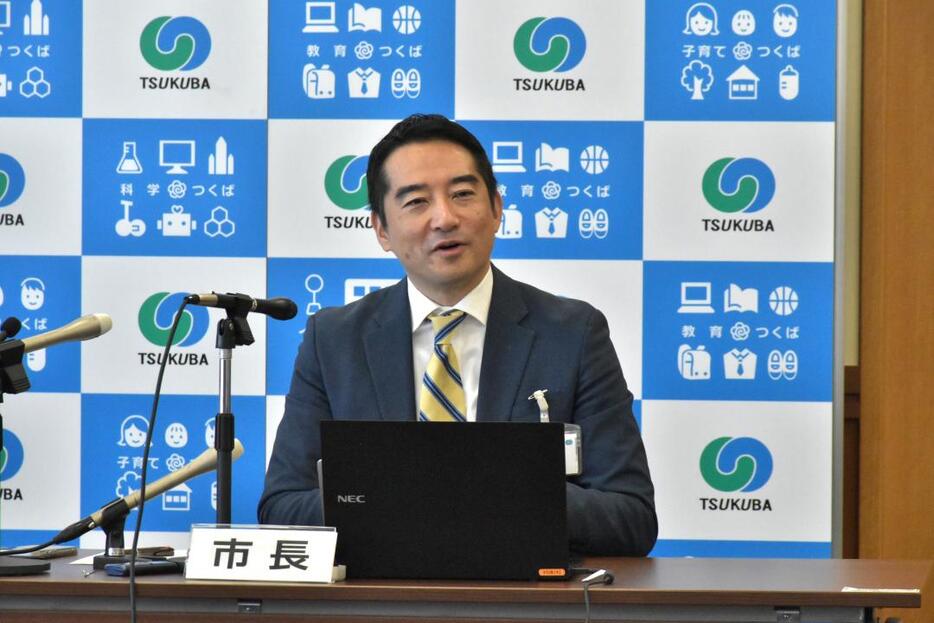 退職金を決めるインターネット投票の結果を発表する五十嵐立青市長＝つくば市役所