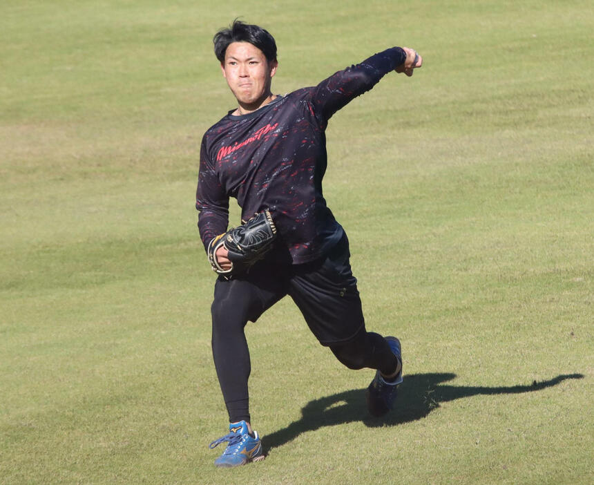 気合のこもった表情でキャッチボールする日本ハム根本（撮影・永野高輔）