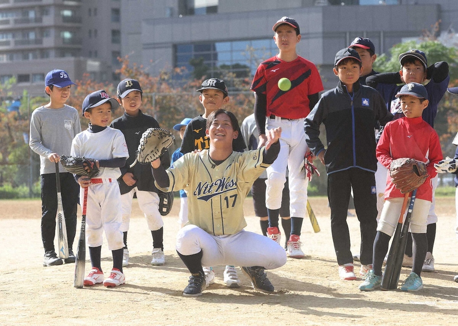 野球教室で子どもたちの視線を釘付けにする阪神1位のNTT西日本・伊原（撮影・長嶋　久樹）