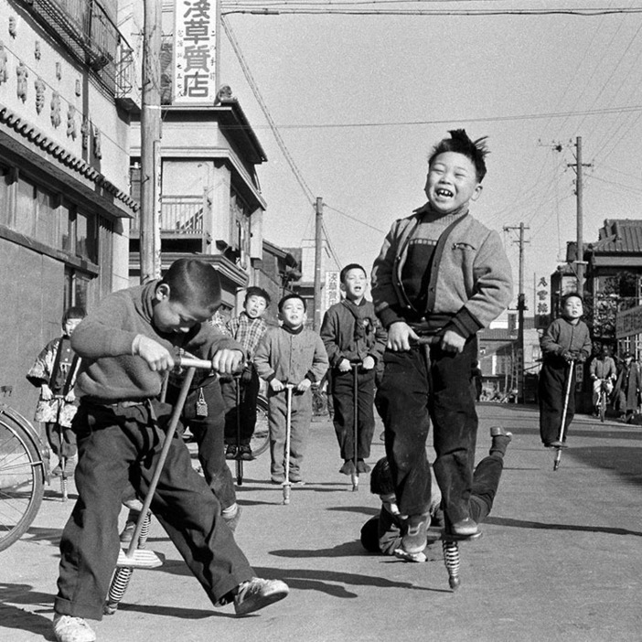 ＜1957（昭和32年）＞ 大ヒットしたホッピング。まだ車も少なかった東京の下町では、道路で跳びはねて遊ぶ子どもたちの姿がよく見られた