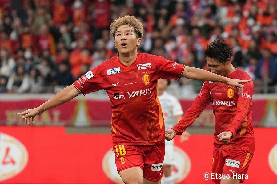 今年の決勝戦で2得点を挙げた名古屋の永井謙佑(写真)。新潟の小見洋太も2得点を挙げた。撮影／原悦生(Sony　α‐1使用）