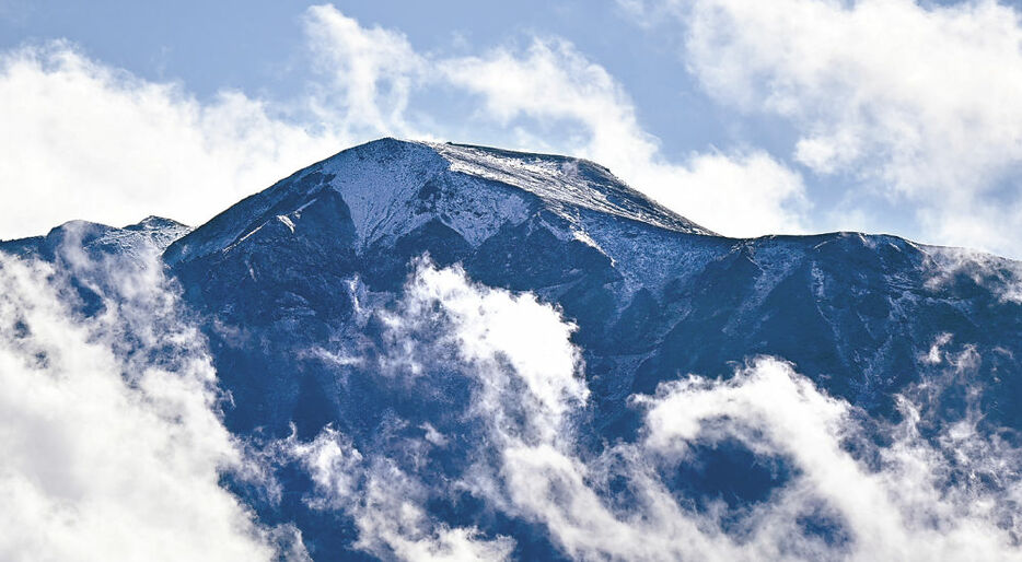 薄く雪化粧した白山の大汝峰＝６日午後３時、白山白川郷ホワイトロード栂の木台駐車場から（白山林道石川管理事務所提供）