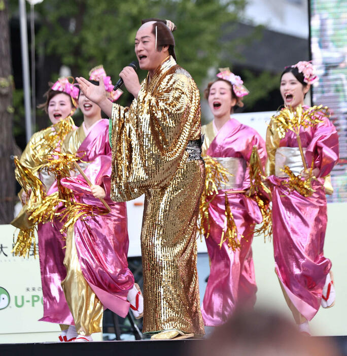 御堂筋ランウェイでマツケンサンバを披露する松平健（撮影・西尾就之）