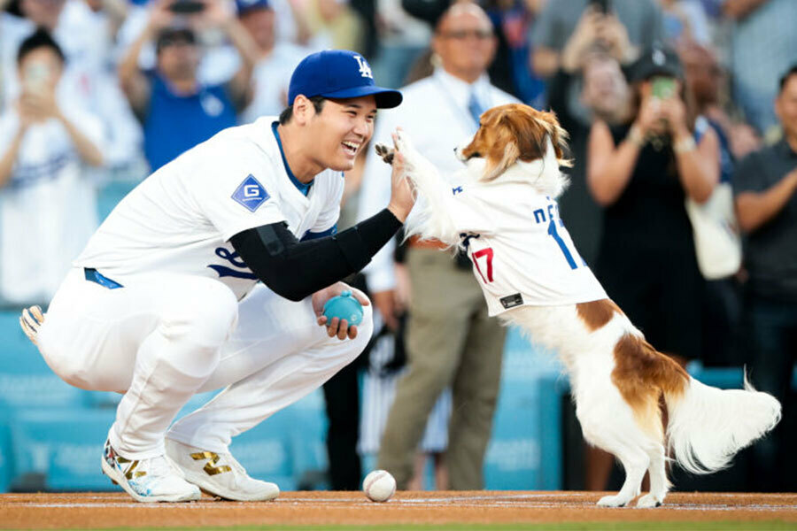 ドジャース・大谷翔平（左）とデコピン【写真：ロイター】