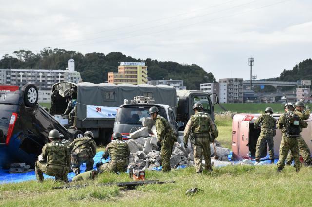 横転した車両からの救出などを想定した県総合防災訓練＝４日午前、宮崎市