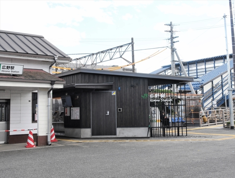 完成したＪＲ広野駅の新駅舎。左の旧駅舎は町が交流施設に改修する予定