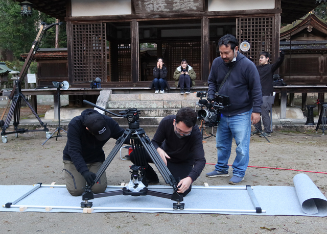 『侍タイムスリッパー』の撮影現場、カメラを手にしている監督の安田淳一( 未来映画社)