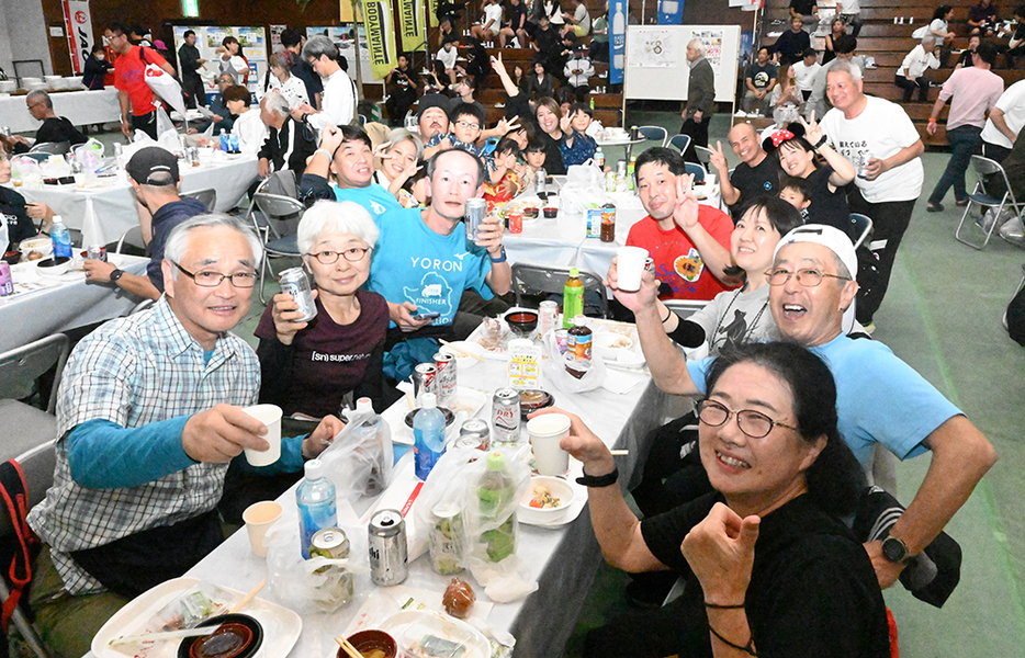 乾杯で健闘をたたえ合うランナーたち（23日、与論町砂美地来館）