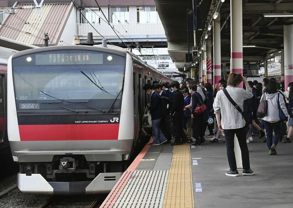 JR京葉線蘇我駅 快速廃止、千葉で反発の声――通勤時間帯に混雑するJR京葉線の蘇我駅＝2024年4月、千葉市 - 写真提供＝共同通信社