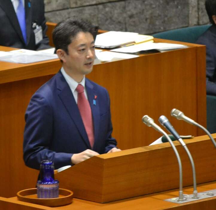 千葉県議会の12月定例県議会代表質問に臨む熊谷俊人知事＝11月21日、県議会議場（岡田浩明撮影）