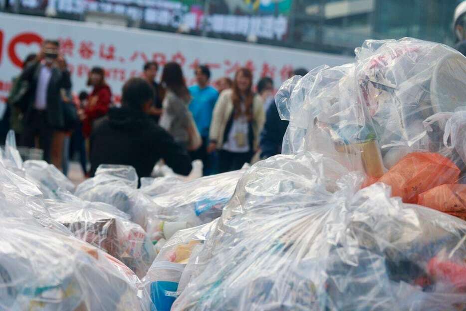 ハロウィン翌日、渋谷駅前の集積所に集められたごみ＝1日、東京都渋谷区（本江希望撮影）