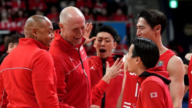 日本代表ホーバスHCと富樫勇樹選手（写真：AP/アフロ）