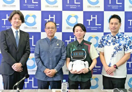 「ＴＨＬ　ＴＨＥ　ＷＥＥＫ　２０２４」への来場を呼びかける沖縄観光ＤＸ推進機構の下地芳郎代表理事（左から２人目）ら＝７日、県庁