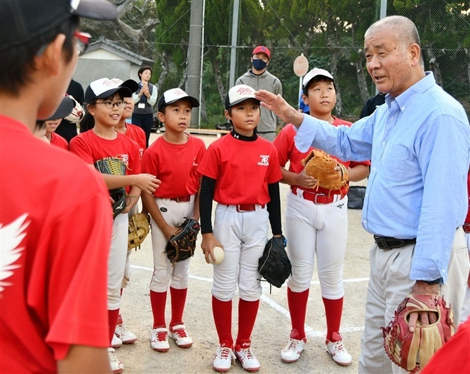 子どもたちにプレーに対する心構えを語る高嶋仁さん（右）