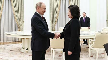 2024年11月、モスクワを訪れプーチン大統領と面会した北朝鮮の崔善姫・外相（写真・SPUTNIK／時事通信フォト）