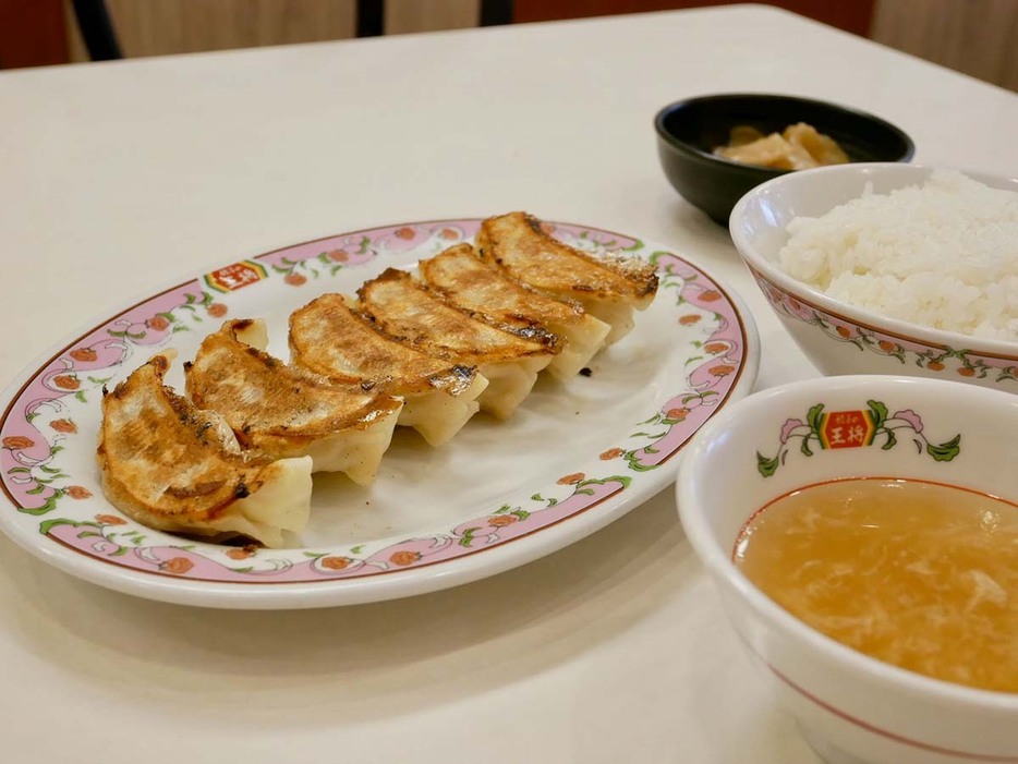 スープ、ごはんがついた餃子セット