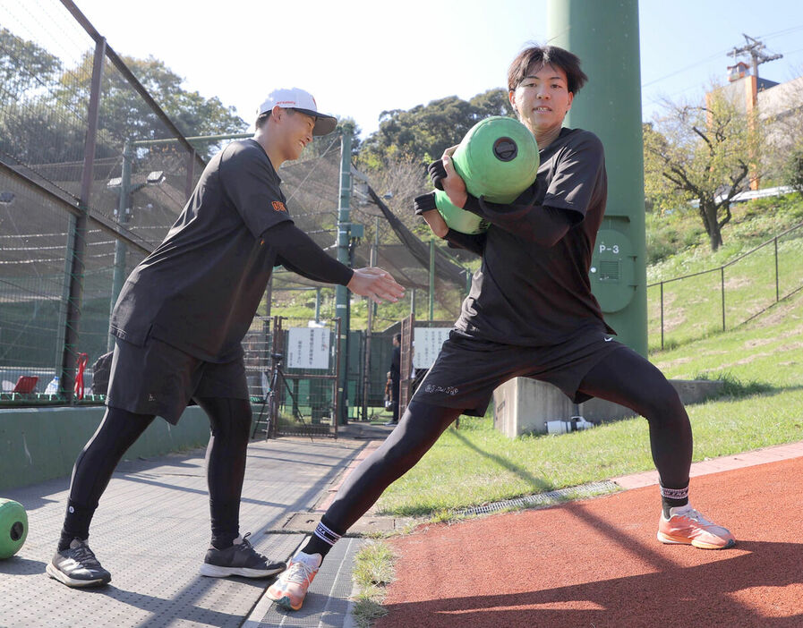 体幹トレーニングをする千葉隆広（左）と園田純規（カメラ・相川　和寛）