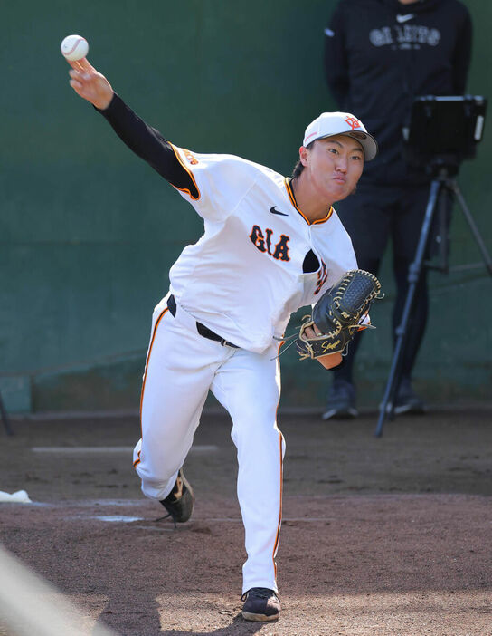 ブルペンで投げ込む田村朋輝（カメラ・宮崎　亮太）