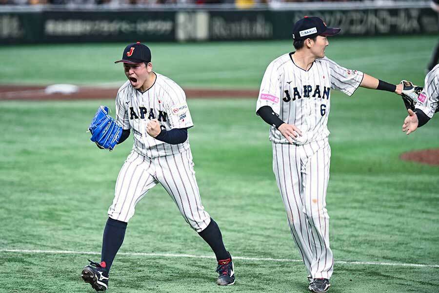 チャイニーズ・タイペイ戦に登板した侍ジャパン・隅田知一郎（左）【写真：中戸川知世】