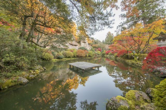 日中の紅葉も見頃な那谷寺