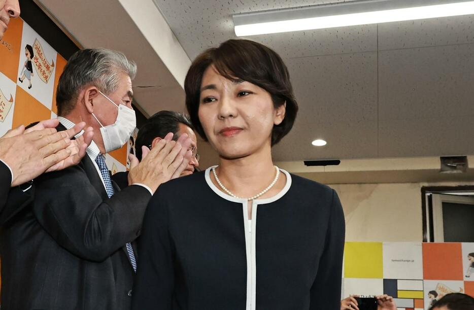 「落選確実」の報を受け、支援者らの前に姿を見せた稲村和美氏＝17日午後、神戸市中央区