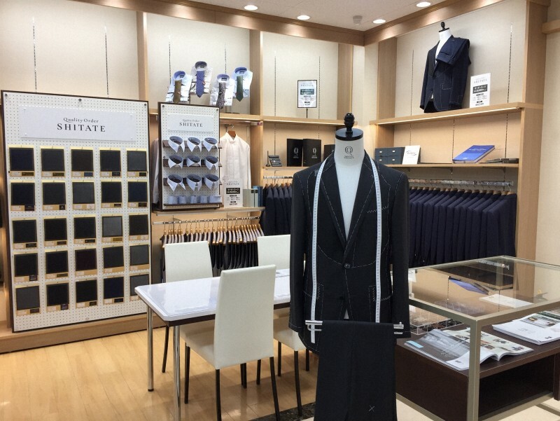 見本の生地やスーツデザインが並ぶ「洋服の青山」店舗内のオーダースーツコーナー＝青山商事提供