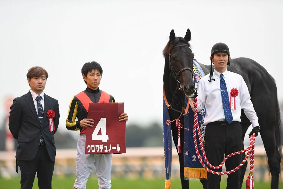 東スポ杯2歳Sを制したクロワデュノールと北村友一騎手＝16日、東京競馬場（撮影・奈良武）