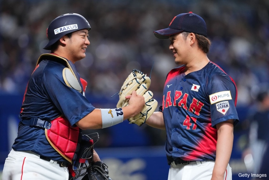 侍ジャパンの鈴木昭汰（右）と佐藤都志也（左）