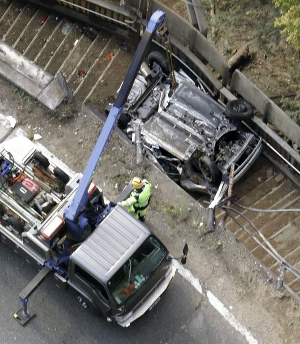 ダンプカーと乗用車が衝突した事故現場＝12日午後0時56分、広島市（共同通信社ヘリから）