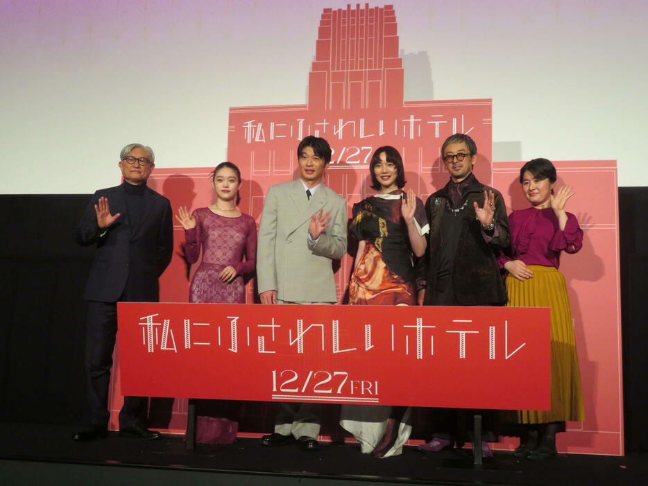 映画「私にふさわしいホテル」完成披露上映会に登壇した、左から堤幸彦監督、高石あかり、田中圭、のん、滝藤賢一、柚木麻子氏（撮影・村上幸将）