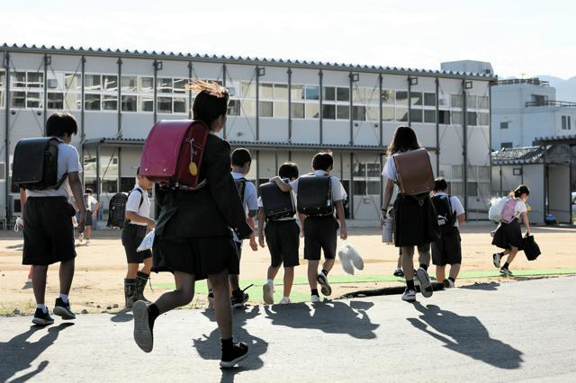 輪島市の中央地区では、6小学校の児童が河井小学校の校庭にできた仮設校舎に登校している=2024年9月26日午前7時39分、石川県輪島市河井町、田辺拓也撮影