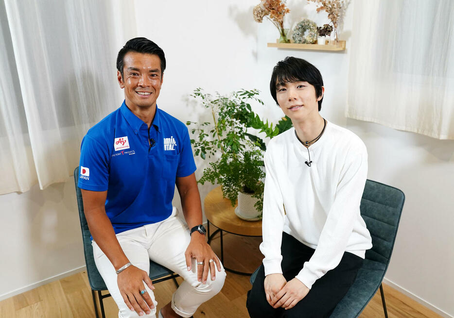 対談を終え笑顔を見せる羽生さん（右）と栗原さん（撮影・横山健太）