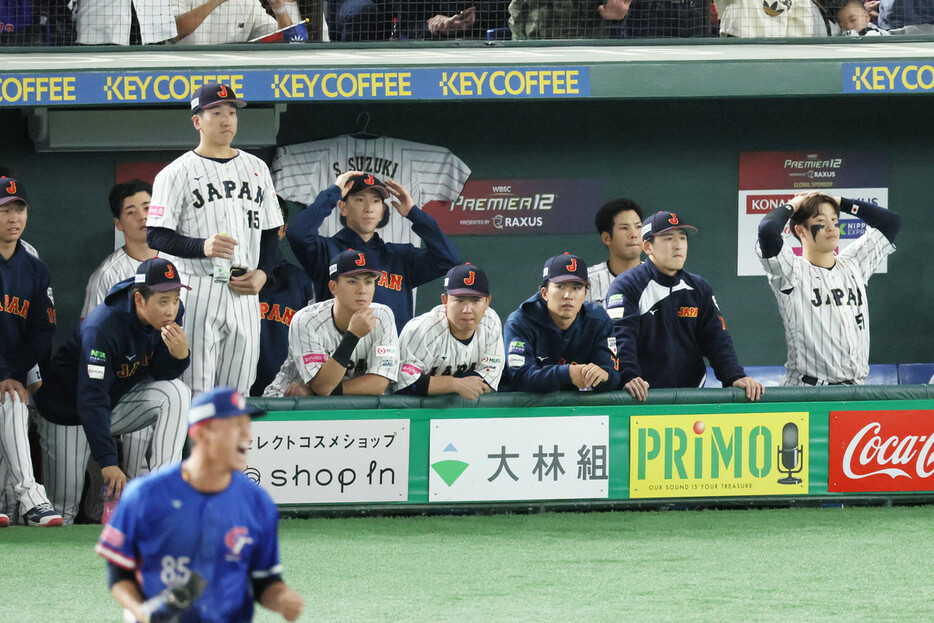 台湾に敗れ、ぼうぜんとする日本代表の選手たち＝２４日、東京ドーム